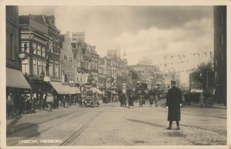 865078 Gezicht op de noordelijke gevelwand van het Vredenburg te Utrecht, van bij de Catharijnebrug, met rechts op de ...